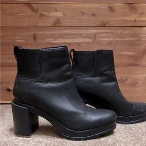 EUC Sorel Blake Chelsea black leather ankle bootie 9 EUC Block heel women’s